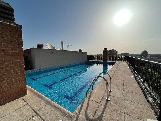 Foto 2 de Alquiler de piso en Almagro de 4 habitaciones con piscina y jardín