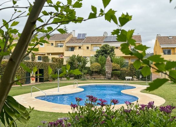 Foto 1 de Venta de casa en calle Sierra Morena de 5 habitaciones con terraza y piscina
