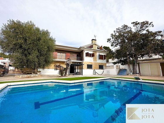 Foto 1 de Xalet en venda a Tiana de 6 habitacions amb terrassa i piscina