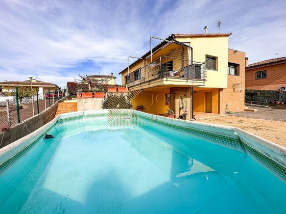 Foto 2 de Xalet en venda a calle Pluto de 3 habitacions amb terrassa i piscina