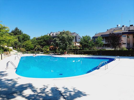 Foto 1 de Dúplex en lloguer a Encinar de los Reyes de 5 habitacions amb terrassa i piscina