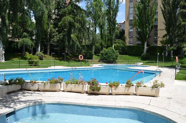Foto 1 de Piso en venta en avenida De San Luis de 2 habitaciones con piscina y jardín