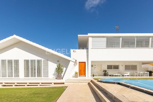 Foto 1 de Chalet en venta en Valencina de la Concepción de 3 habitaciones con terraza y piscina