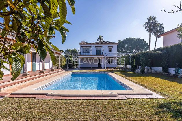 Foto 2 de Xalet en venda a Valencina de la Concepción de 5 habitacions amb terrassa i piscina