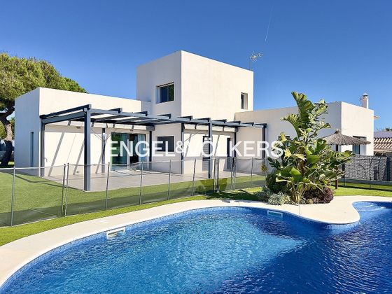 Foto 1 de Venta de chalet en Cartaya de 5 habitaciones con terraza y piscina