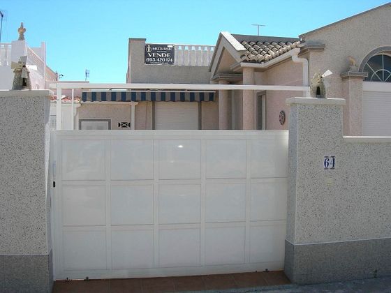Foto 2 de Casa adossada en venda a avenida De Los Almendros Torrevieja Alicante Espa de 2 habitacions amb terrassa i piscina