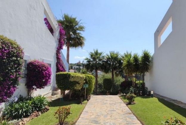 Foto 1 de Àtic en venda a urbanización La Quinta de 2 habitacions amb terrassa i piscina