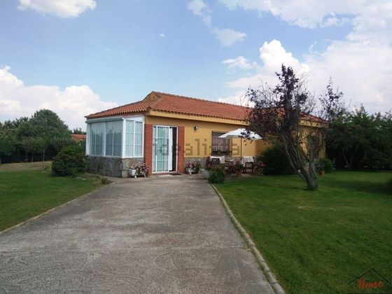 Foto 1 de Casa rural en venta en Calvarrasa de Arriba de 2 habitaciones con piscina y jardín