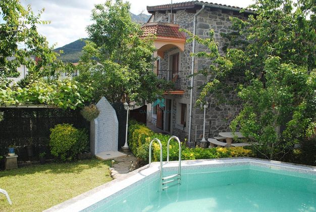 Foto 2 de Casa adossada en venda a Ramales de la Victoria de 4 habitacions amb terrassa i piscina