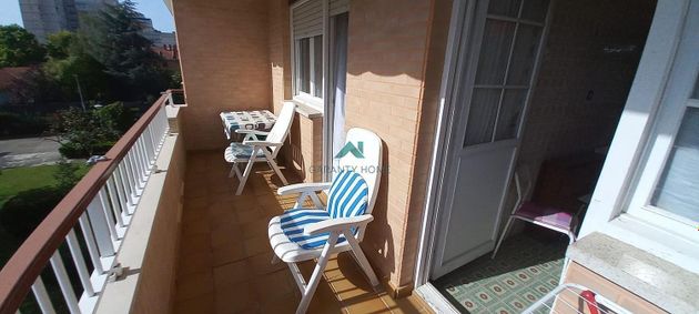 Foto 1 de Alquiler de piso en Laredo de 2 habitaciones con terraza y jardín