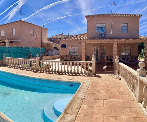 Foto 1 de Chalet en venta en Argés de 4 habitaciones con piscina y garaje