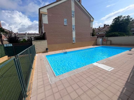 Foto 1 de Casa adosada en venta en calle Juncal de 4 habitaciones con terraza y piscina