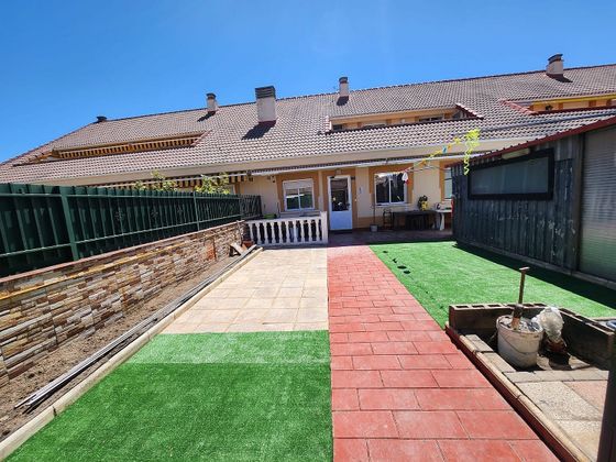 Foto 1 de Casa adossada en venda a calle De Bara de 3 habitacions amb terrassa i piscina