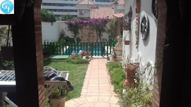 Foto 2 de Casa adossada en venda a calle Iberpuerto de 4 habitacions amb terrassa i piscina