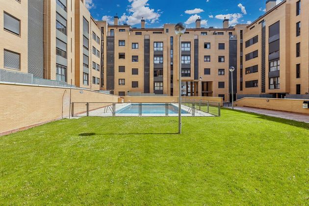 Foto 1 de Alquiler de piso en calle Cavanilles de 2 habitaciones con terraza y piscina