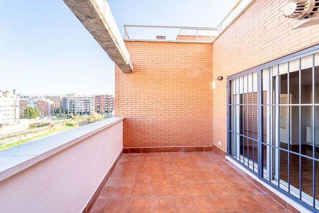 Foto 2 de Ático en alquiler en calle Del Pintor Ignacio de Zuloaga de 2 habitaciones con terraza y piscina