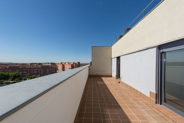 Foto 2 de Àtic en lloguer a avenida Joan Miró de 1 habitació amb terrassa i garatge