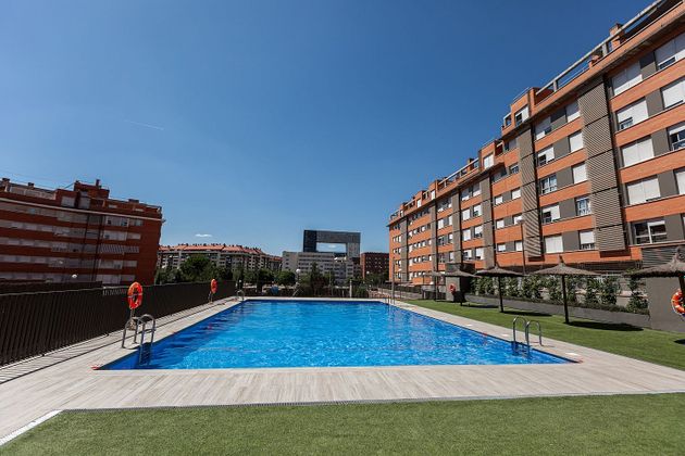Foto 1 de Àtic en lloguer a calle Del Pintor Ignacio de Zuloaga de 2 habitacions amb terrassa i piscina