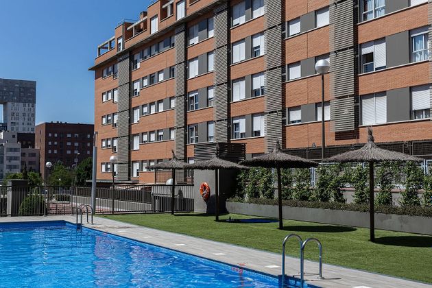 Foto 1 de Piso en alquiler en calle Del Pintor Ignacio de Zuloaga de 1 habitación con terraza y piscina