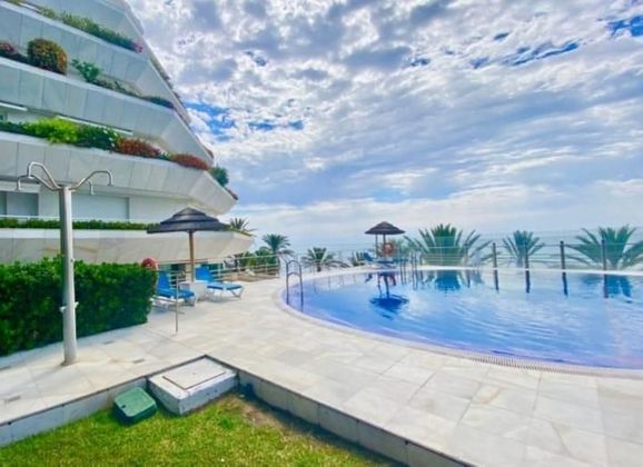 Foto 1 de Alquiler de piso en Playa de la Fontanilla de 3 habitaciones con terraza y piscina