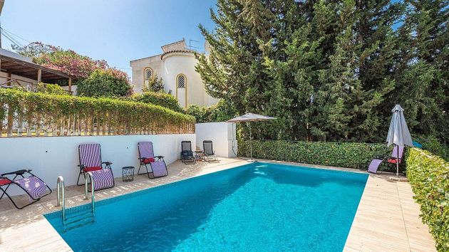 Foto 1 de Casa en venta en Elviria de 4 habitaciones con terraza y piscina