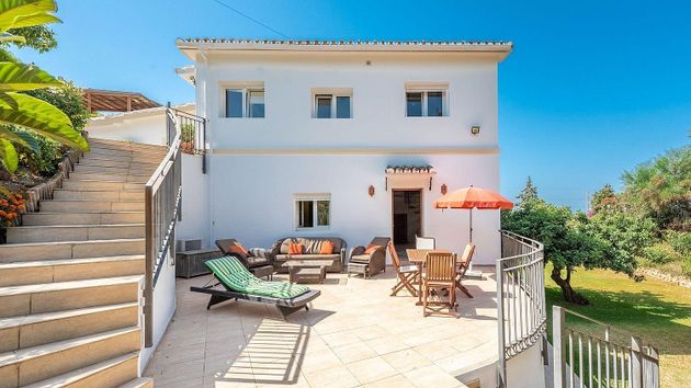 Foto 2 de Casa en venta en Elviria de 4 habitaciones con terraza y piscina