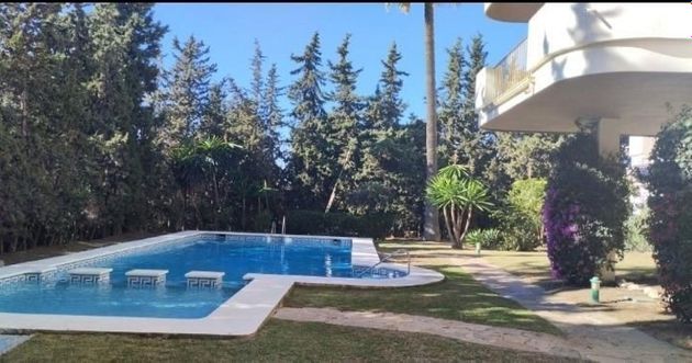 Foto 2 de Piso en venta en Nueva Andalucía centro de 2 habitaciones con terraza y piscina