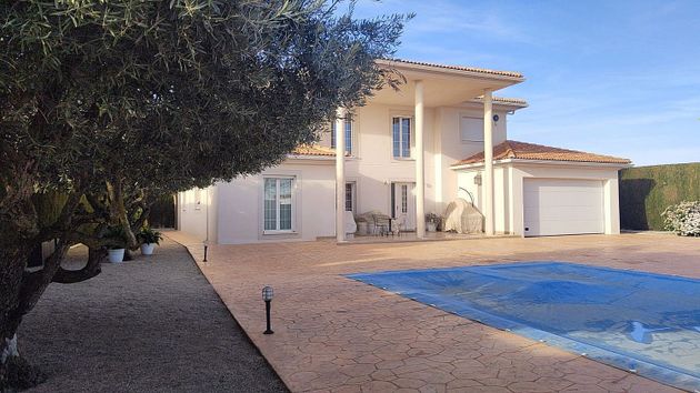 Foto 1 de Chalet en venta en Chinchilla de Monte-Aragón de 3 habitaciones con piscina y garaje