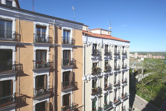 Foto 1 de Venta de piso en Palacio de 2 habitaciones con balcón y calefacción