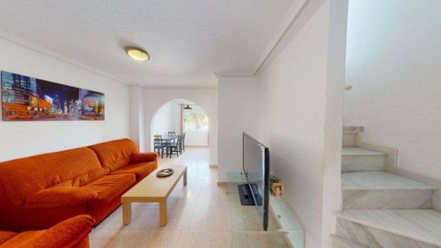 Foto 2 de Casa adossada en venda a calle Los Alcazares de 3 habitacions amb terrassa i piscina