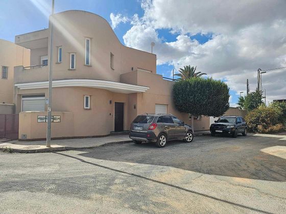 Foto 2 de Casa adossada en venda a polígono Lo Barriento de 3 habitacions amb terrassa i piscina