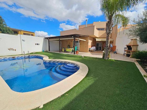 Foto 1 de Casa adosada en venta en polígono Lo Barriento de 3 habitaciones con terraza y piscina