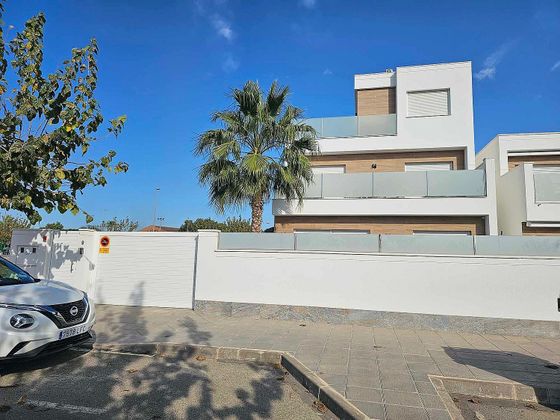 Foto 1 de Xalet en venda a calle Isla de El Hierro de 4 habitacions amb terrassa i piscina