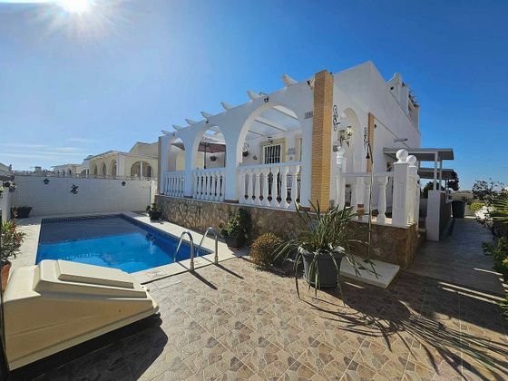 Foto 1 de Casa en venda a calle Los Alcazares de 3 habitacions amb terrassa i piscina