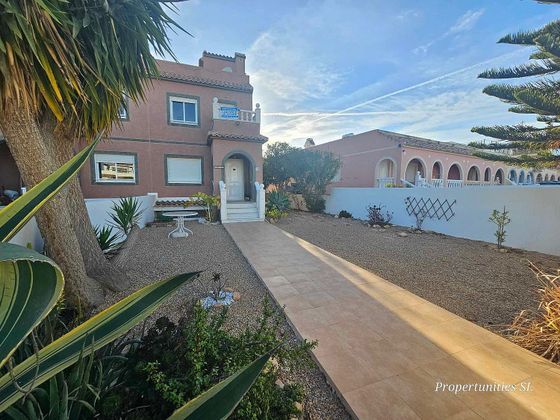 Foto 2 de Casa en venda a calle Los Alcazares de 3 habitacions amb terrassa i piscina