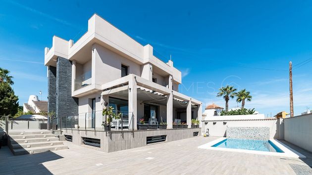 Foto 2 de Casa en venta en calle Cibeles de 5 habitaciones con terraza y piscina