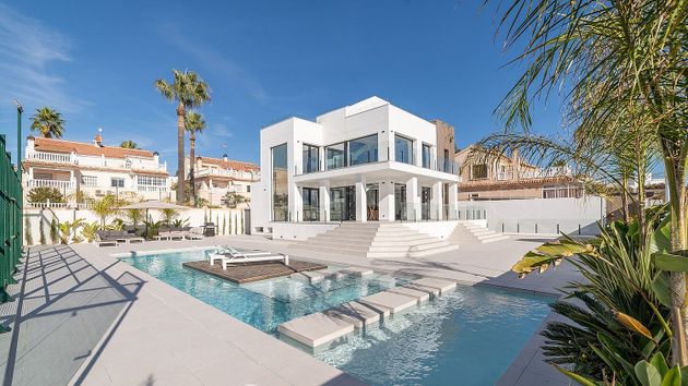Foto 2 de Casa en venta en calle Hemingway de 4 habitaciones con terraza y piscina