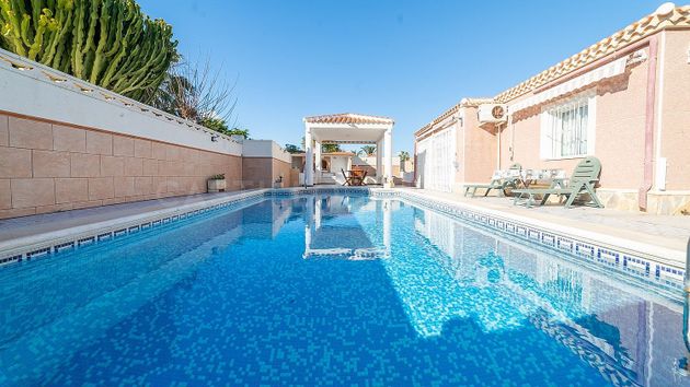 Foto 1 de Casa en venda a calle Clarín de 3 habitacions amb terrassa i piscina
