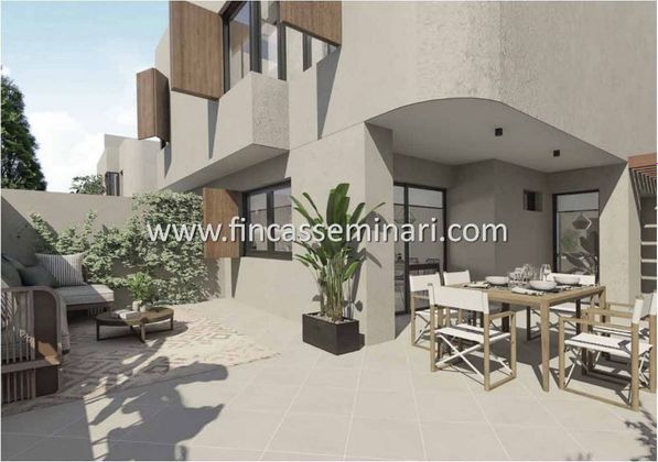 Foto 1 de Casa adossada en venda a plaza Nova de 3 habitacions amb terrassa i piscina