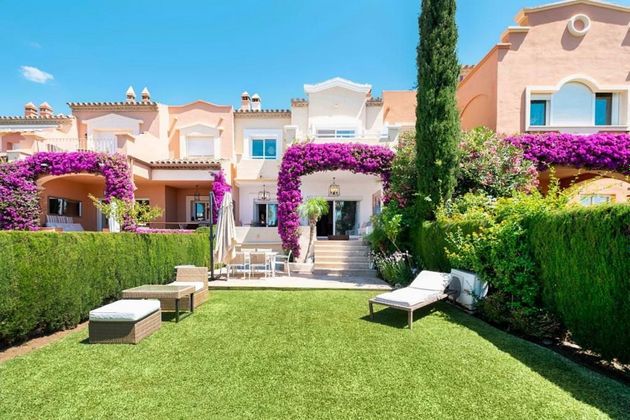 Foto 1 de Casa adossada en lloguer a Nueva Andalucía centro de 5 habitacions amb terrassa i piscina