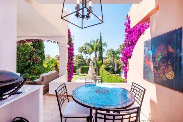 Foto 2 de Casa adossada en lloguer a Nueva Andalucía centro de 5 habitacions amb terrassa i piscina