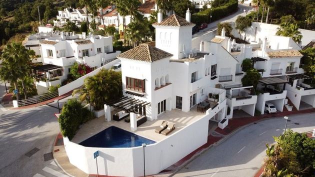 Foto 1 de Casa en lloguer a urbanización Lugar Zahara de Istan de 4 habitacions amb terrassa i piscina