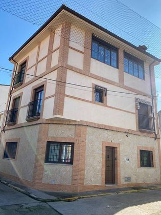 Foto 2 de Casa adosada en venta en Navalmoral de la Mata de 5 habitaciones con terraza y balcón