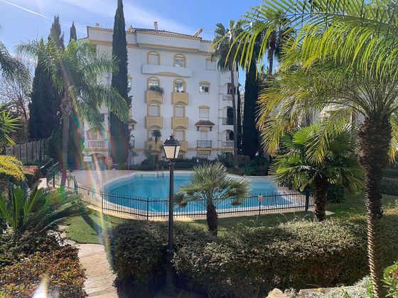 Foto 2 de Venta de piso en Lomas de Marbella Club - Puente Romano de 2 habitaciones con terraza y piscina