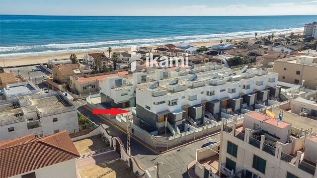 Foto 2 de Casa adossada en venda a Guardamar Playa de 5 habitacions amb terrassa i piscina