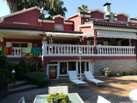 Foto 2 de Xalet en venda a Alella de 6 habitacions amb terrassa i piscina