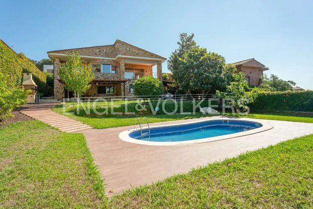 Foto 1 de Xalet en venda a calle Del Canigó de 4 habitacions amb terrassa i piscina
