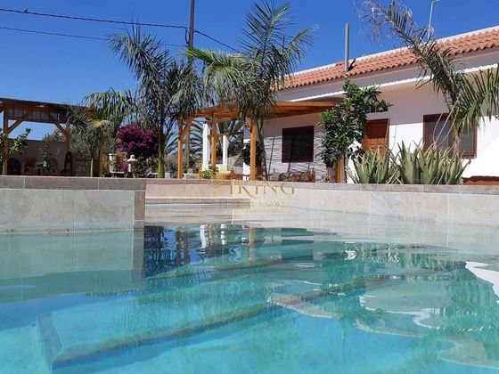 Foto 1 de Chalet en venta en Buzanda - Cabo Blanco - Valle San Lorenzo de 5 habitaciones con terraza y piscina