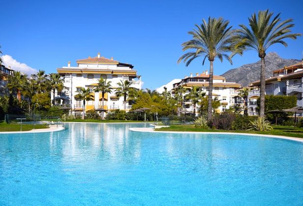 Foto 2 de Pis en venda a Nueva Andalucía centro de 2 habitacions amb terrassa i piscina