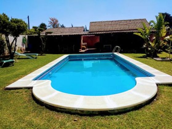 Foto 2 de Venta de casa en El Juncal - Vallealto de 4 habitaciones con terraza y piscina